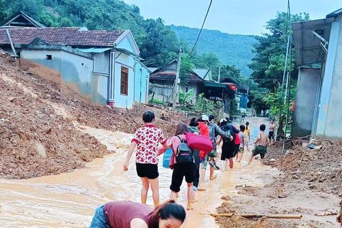 Giáo viên Kỳ Sơn leo núi, vượt rừng đến trường sau lũ