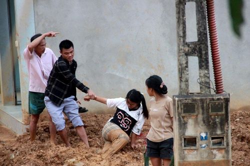 Người dân Kỳ Sơn xót xa nhìn nhà cửa bị vùi lấp do sạt lở