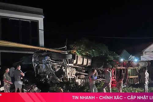 Xe container mất lái, đâm vào 4 nhà dân ở Hương Khê
