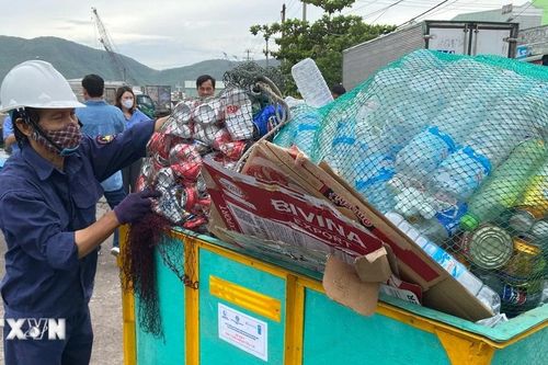 Khi ngư dân thu gom, đem rác về bờ