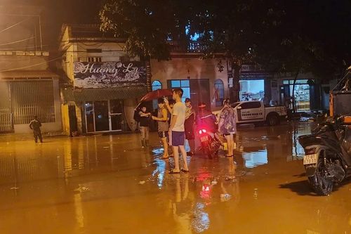 Nước sông Hồng lại dâng cao, người dân Yên Bái hối hả chạy lũ lần 2