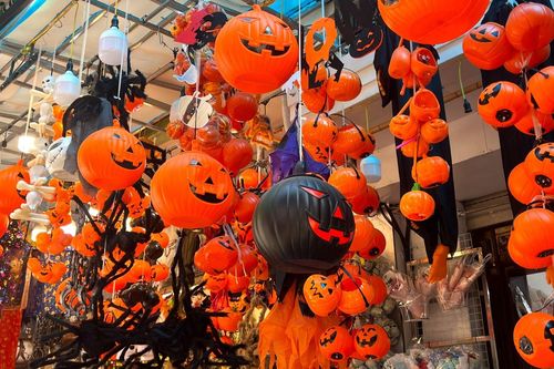 Phố Hàng Mã ngập tràn màu sắc 'ma mị' đón Halloween
