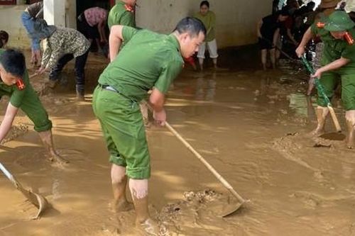 Công an, bộ đội lội bùn khắc phục hậu quả lũ ống tại Nghệ An