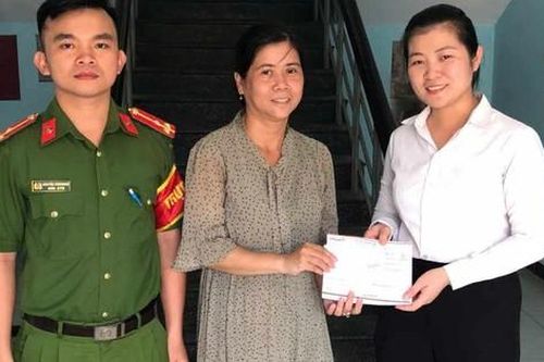 Vui mừng nhận lại 300 triệu đồng chuyển nhầm cho người lạ