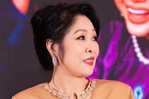 NSND Hồng Vân đến sự kiện trễ 1 tiếng, thái độ gây chú ý