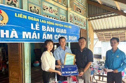 Liên đoàn Lao động huyện Chợ Mới bàn giao Mái ấm công đoàn