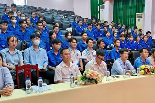 Phát huy vai trò của giảng viên, sinh viên trong nắm bắt và định hướng dư luận xã hội