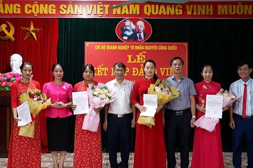 Kết nạp 4 đảng viên mới thuộc chi bộ doanh nghiệp ngoài khu vực nhà nước