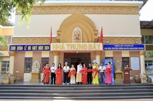 Hai nhà sưu tập Lâm Đồng giới thiệu, trưng bày cổ vật ở Ninh Thuận