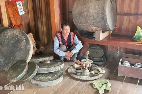 Những người lưu giữ báu vật của buôn làng
