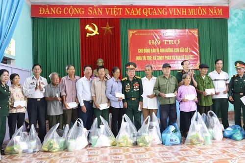 Trao 150 suất quà hỗ trợ vùng thiên tai Hạ Hòa