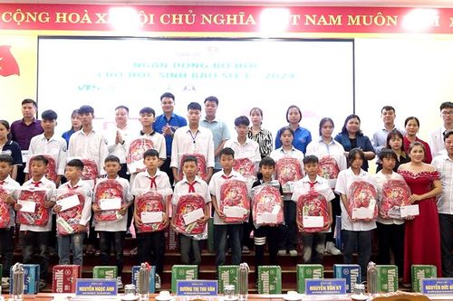 Trao hơn 100 suất học bổng 'Ngăn dòng bỏ học cho học sinh bão số 3'