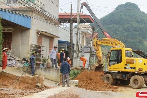 Hiến đất làm đường giao thông