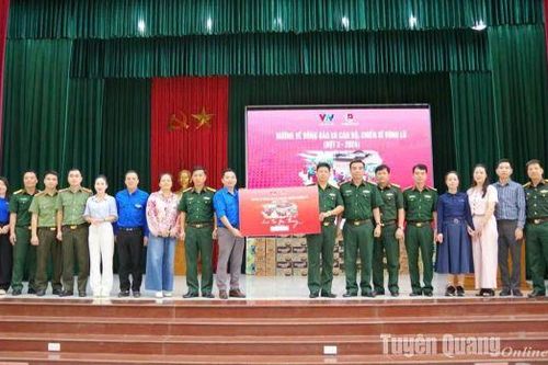 Ban Thanh niên Quân đội và Đoàn thanh niên Đài Truyền hình Việt Nam động viên cán bộ chiến sỹ Bộ CHQS tỉnh