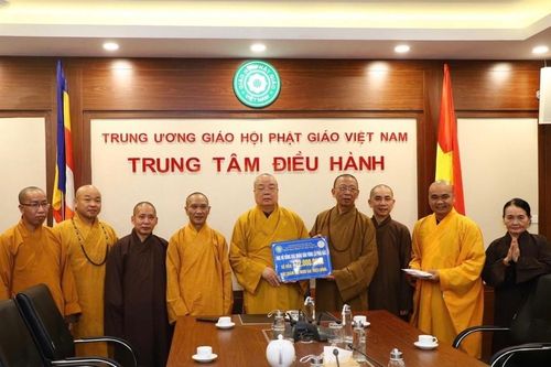 Hà Nội: Phân ban Phật tử Dân tộc T.Ư trao ủng hộ đồng bào vùng bão lũ tại Trụ sở GHPGVN
