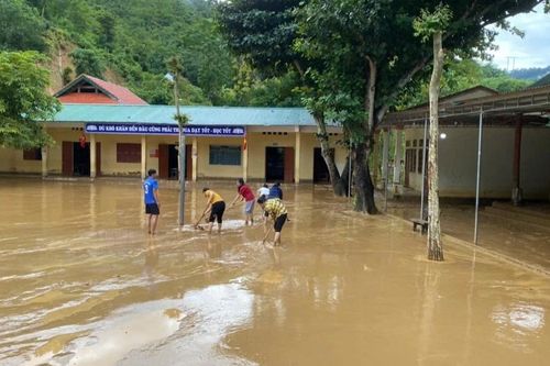Lũ ống bất ngờ đổ xuống, 2 ngôi trường ở Nghệ An ngập sâu trong nước
