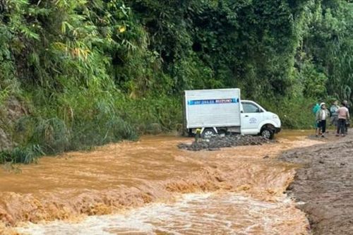 Lái xe ôtô qua suối, tài xế bị nước lũ cuốn trôi