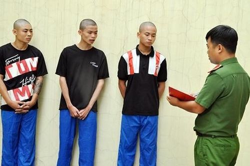 Tóm gọn 3 đối tượng mang dao phóng lợn đi cướp xe máy