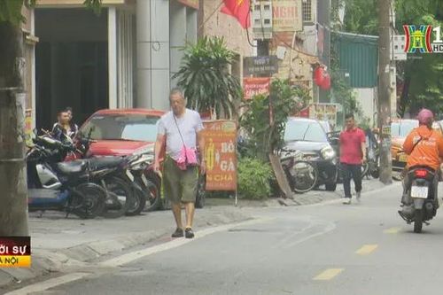 Vỉa hè bị lấn chiếm, nhiều người đi bộ dưới lòng đường