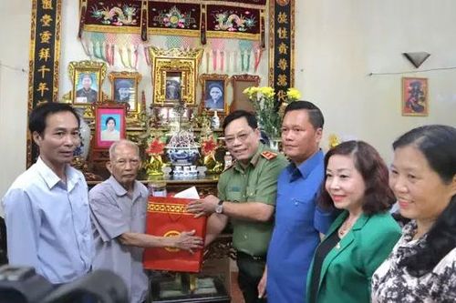 Giám đốc Công an Hà Nội thăm, tặng quà cựu chiến binh