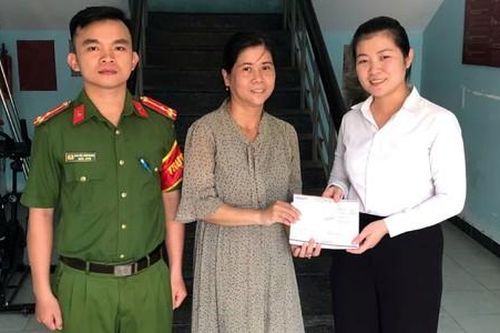 Công an giúp một phụ nữ nhận lại 300 triệu đồng do chuyển nhầm