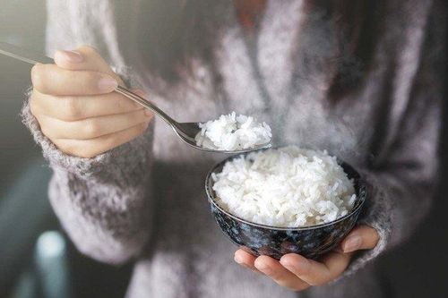 Ăn cơm nguội có giảm cân?