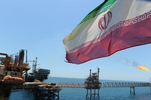 Giá dầu thế giới tăng vọt sau cuộc tấn công tên lửa của Iran vào Israel