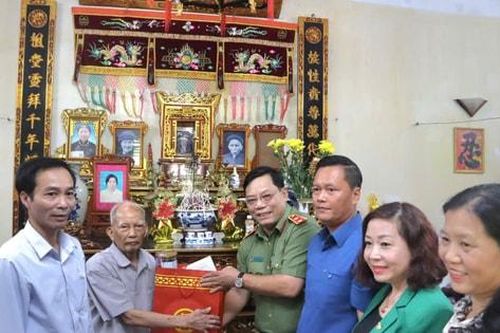 Giám đốc Công an thành phố tặng quà gia đình thương binh huyện Đan Phượng