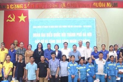 Đoàn đại biểu Quốc hội thành phố Hà Nội trao quà cho công nhân tại Sóc Sơn