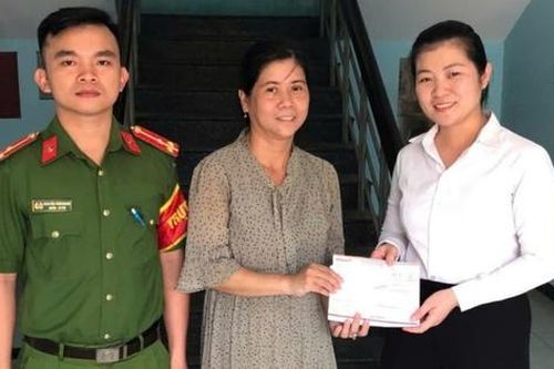 Chuyển nhầm 300 triệu đồng, người phụ nữ được công an hỗ trợ nhận lại