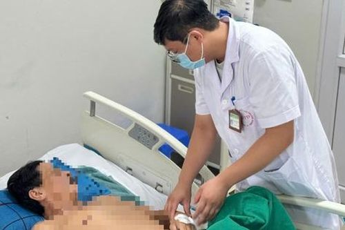 Mắc loại xoắn khuẩn nguy hiểm lan theo dòng nước lũ, nhiều người nhập viện
