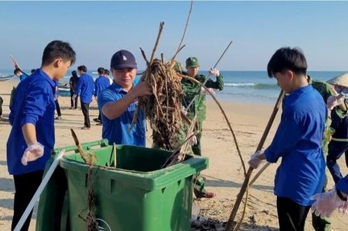 Quảng Nam: Đoàn viên, thanh niên chung tay dọn dẹp bãi biển Tam Thanh