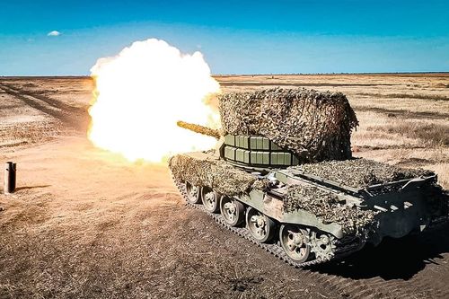 Xe tăng T-62M chiến lợi phẩm trở thành 'quái thú' trong tay binh sĩ Ukraine