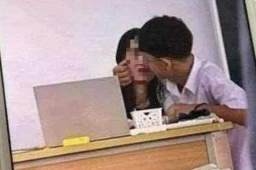 Từ vụ 'nam sinh thân mật với cô giáo': Giáo viên vi phạm đạo đức nghề nghiệp bị xử lý thế nào?