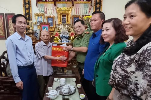 Trung tướng Nguyễn Hải Trung thăm, tặng quà thương binh, cựu chiến binh tham gia giải phóng Thủ đô