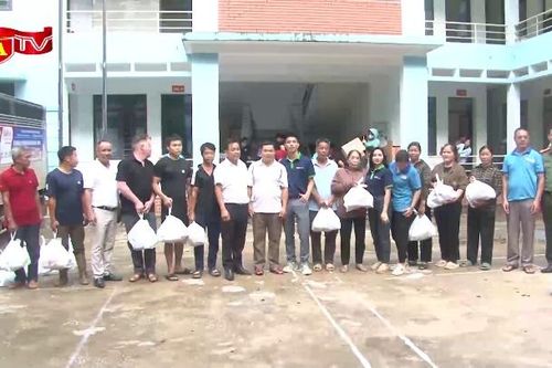 Trao quà cho bà con vùng lũ Bắc Kạn, Thái Nguyên