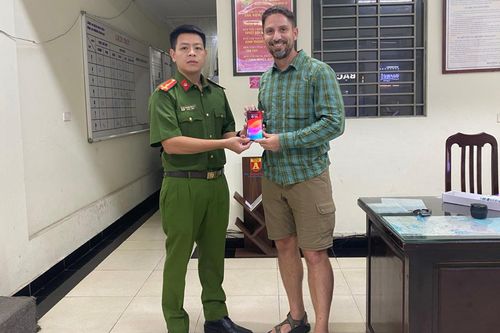 Du khách Mỹ tìm lại tài sản sau hơn 2 giờ nhờ sự giúp đỡ của Công an phường