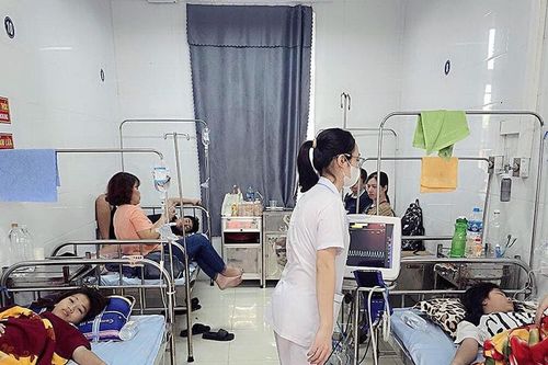 Bất an quà vặt cổng trường