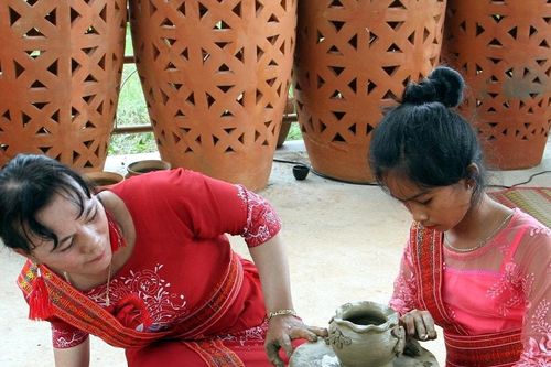 Thăng trầm nghề gốm - Bài 2: Về Bàu Trúc nghe gốm 'kể chuyện'