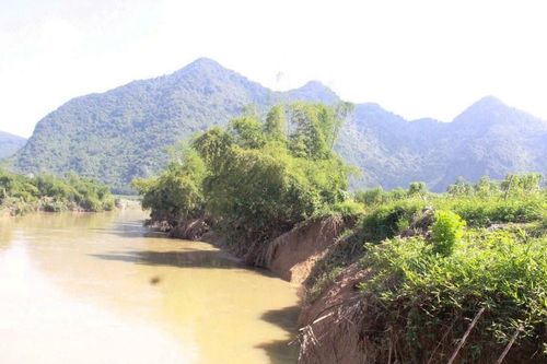 Bờ sông Âm sạt lở nghiêm trọng