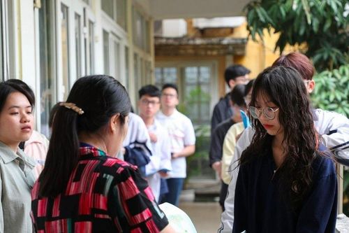 Thi đánh giá năng lực 2025: Tự ôn hay tới 'lò' luyện?