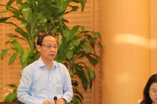 Lãnh đạo Sở Giáo dục và Đào tạo Hà Nội trả lời việc 'nam sinh ôm vai, vuốt tóc cô giáo'