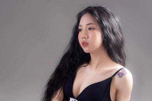 Gu thời trang quyến rũ của các hot girl bóng đá Việt