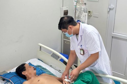 Gia đình 5 người nhập viện vì vi khuẩn lan theo nước lũ