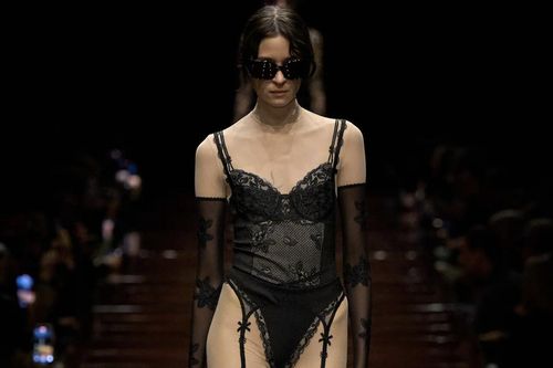 Váy áo khêu gợi phủ kín Paris