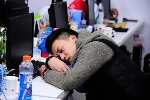 Nơi dân văn phòng kéo nhau đi truyền dịch để có sức làm việc