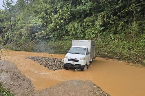 Tài xế và xe tải bị nước lũ cuốn trôi khi qua suối ở Đà Lạt