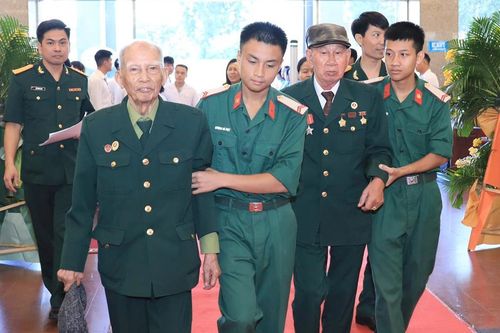 TP Hà Nội gặp mặt, tri ân người có công tham gia giải phóng Thủ đô