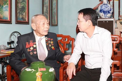 Phó Chủ tịch UBND TP Hà Nội Nguyễn Trọng Đông thăm, tặng quà người có công