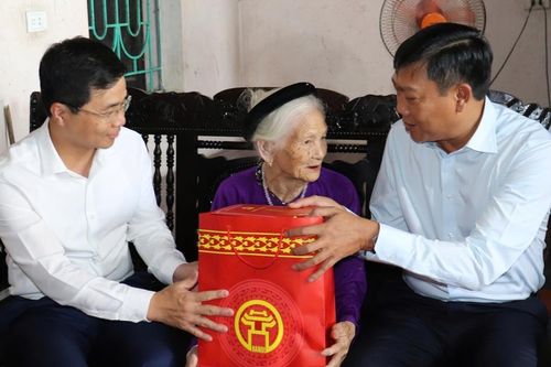 Trưởng ban Dân vận Thành ủy Đỗ Anh Tuấn thăm, tặng quà người có công